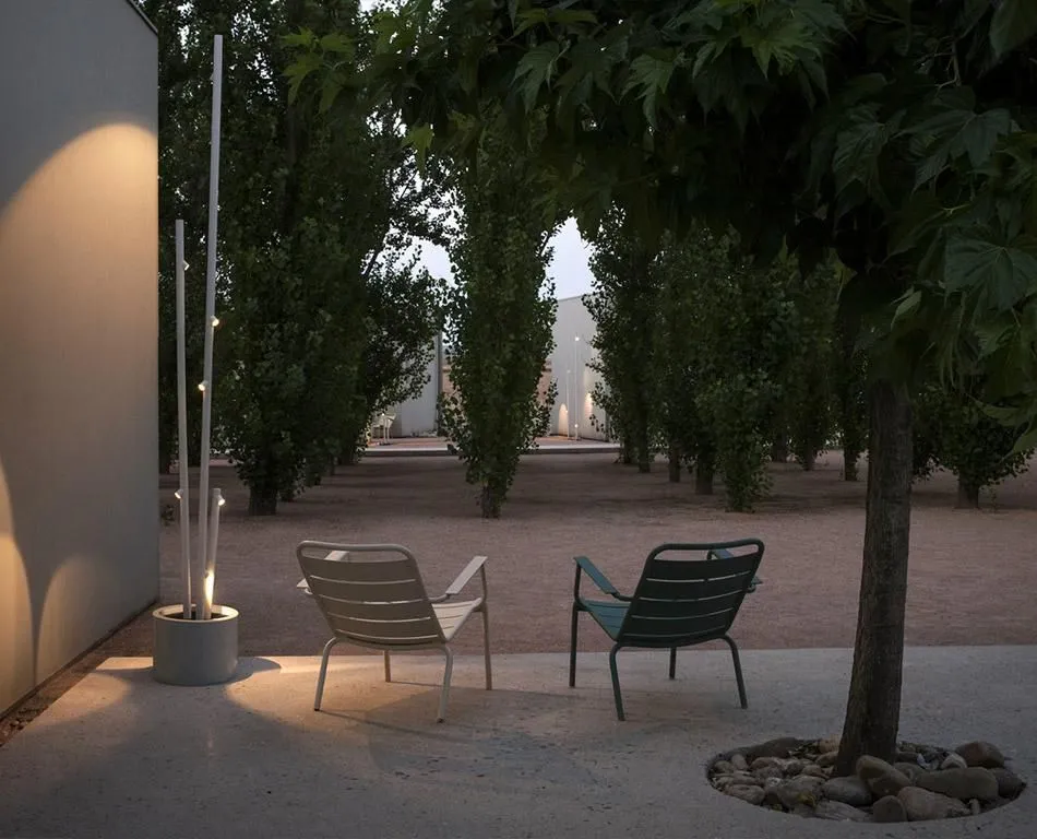 Bornes et encastrés de sol pour prolonger la maison au crépuscule.