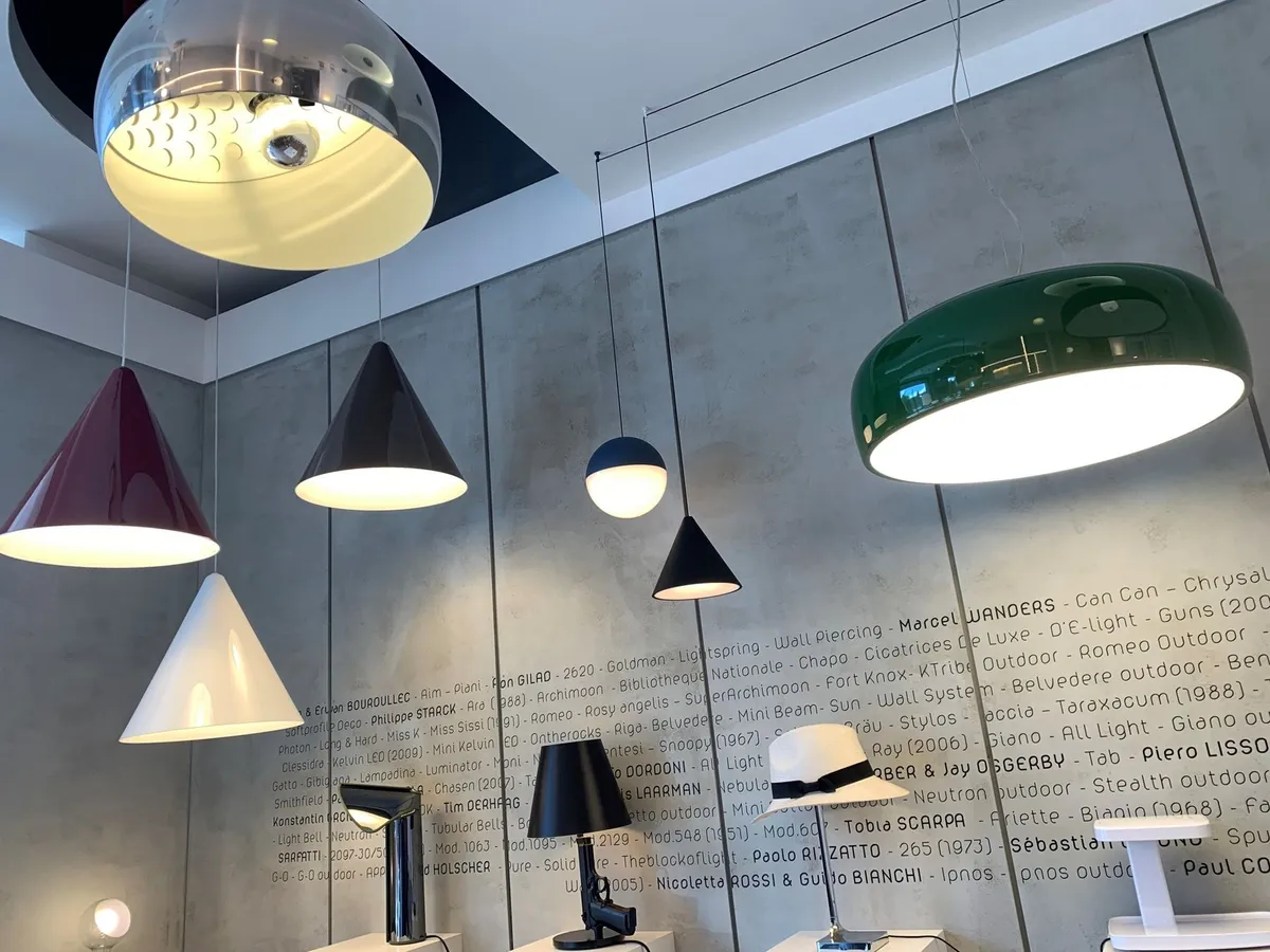 Notre propre mur d'exposition, allumé en permanence.