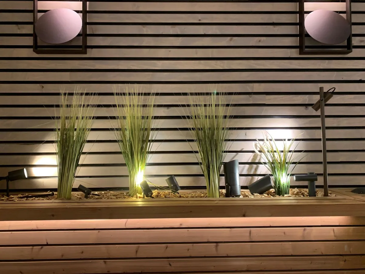 Éclairage intégré au bardage et aux jardinières.