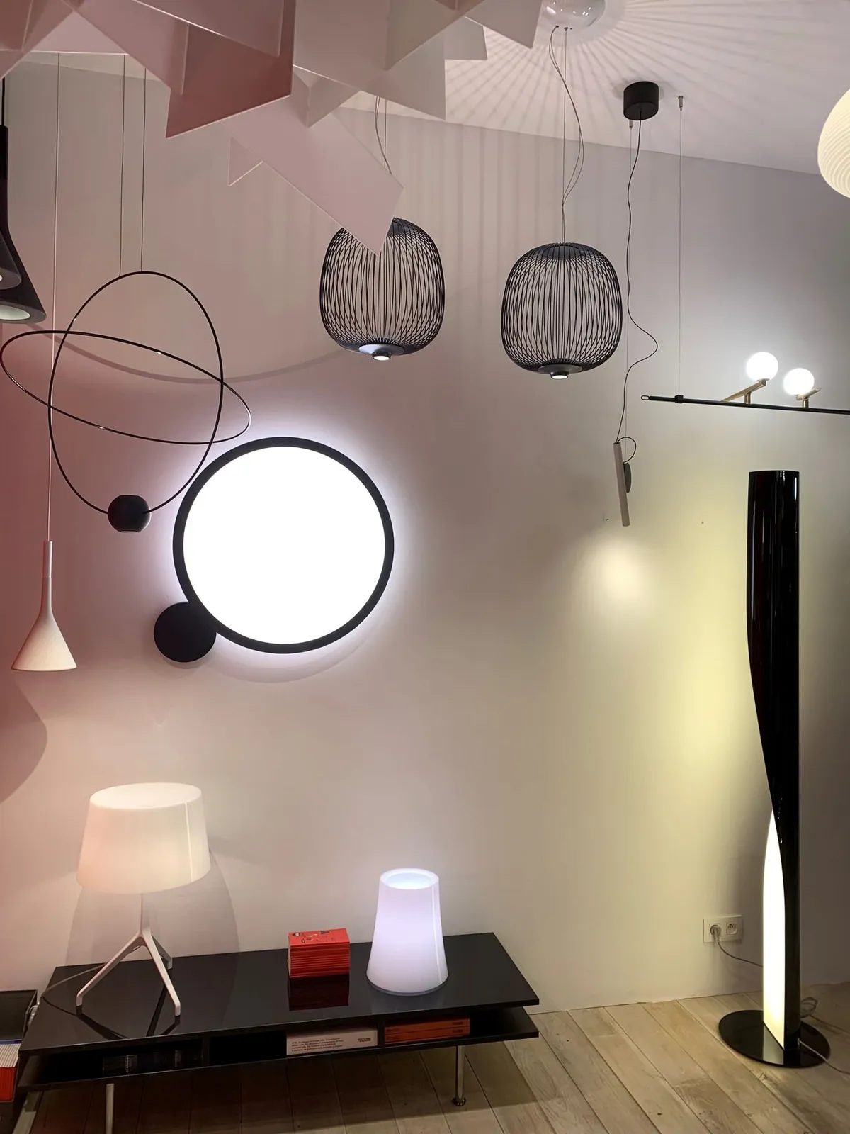 Ambiance Foscarini / Kundalini au showroom Domelec de Libramont — vue 1