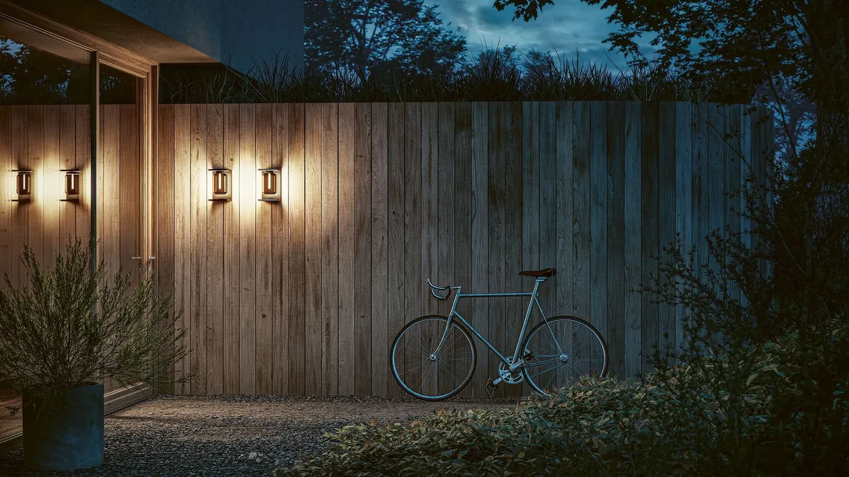 Appliques régulières : la façade lit encore à la nuit tombée.