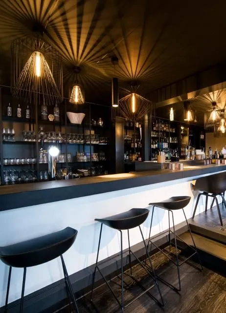 Suspensions décoratives au-dessus du comptoir.