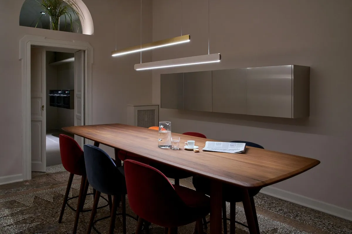 Suspension linéaire calibrée sur la longueur de la table.