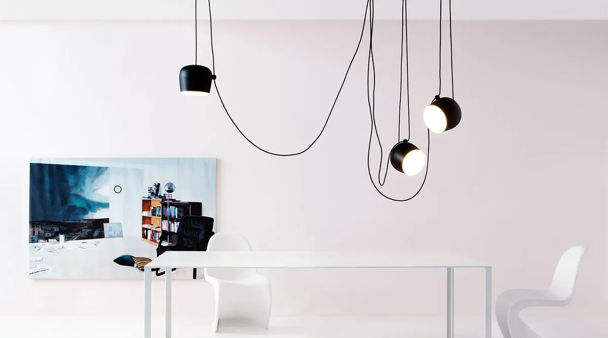 Suspensions filaires dans un intérieur minimaliste.